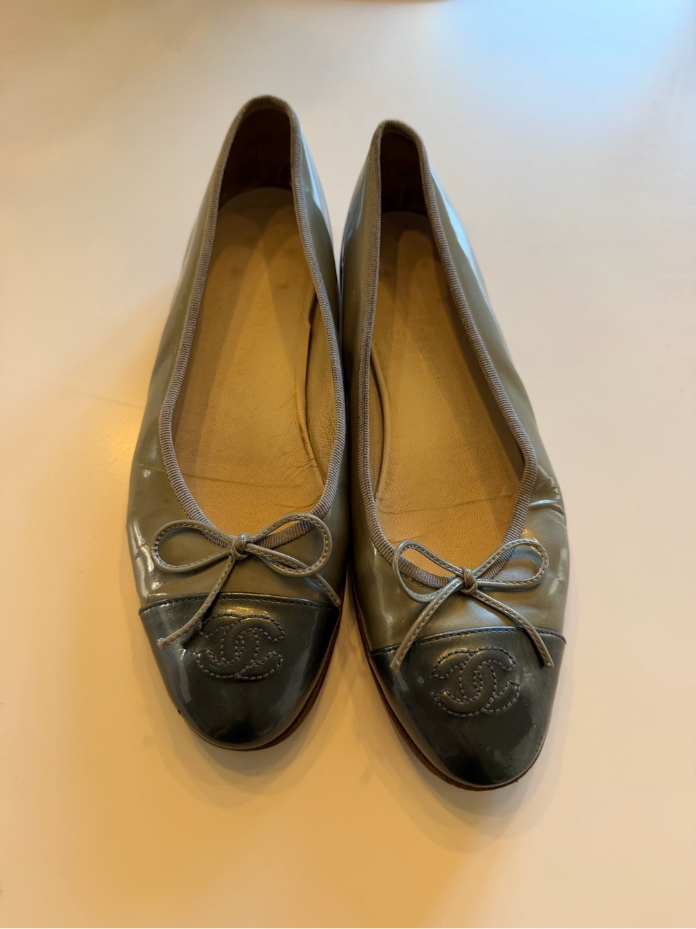 Vintage Chanel ballet flats. Size 38 1/2. Excellent condition. Gray patent. - Picture 2 of 4